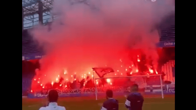 Aficionados con bengalas antes del Deportivo de La Coruña-Racing Ferrol.