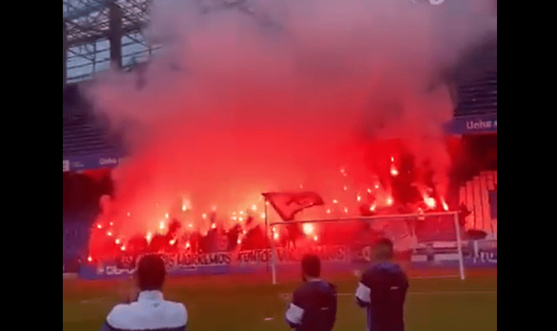 Aficionados con bengalas antes del Deportivo de La Coruña-Racing Ferrol.