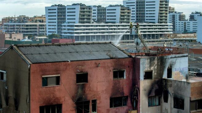 Estado en el que ha quedado la nave incendiada de Barcelona.