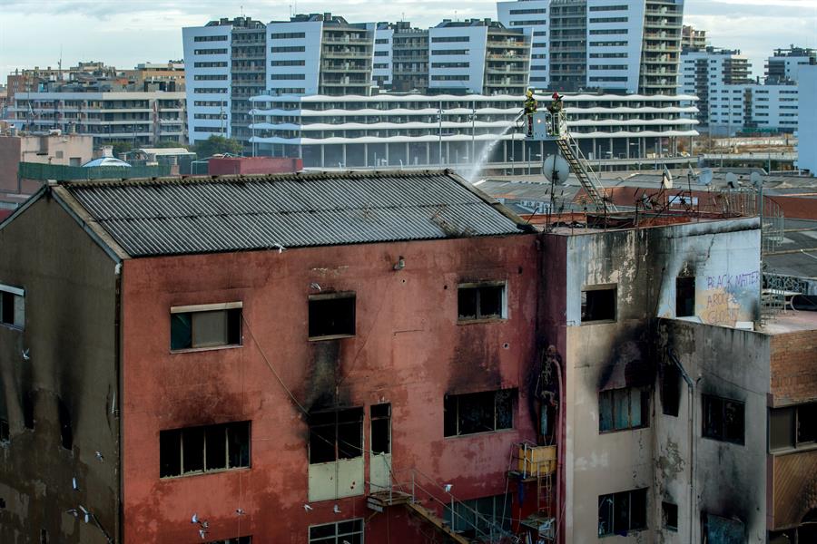 Estado en el que ha quedado la nave incendiada de Barcelona.