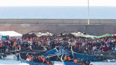 El Gobierno reconoce el traslado a la península de más de 2.000 migrantes desde Canarias