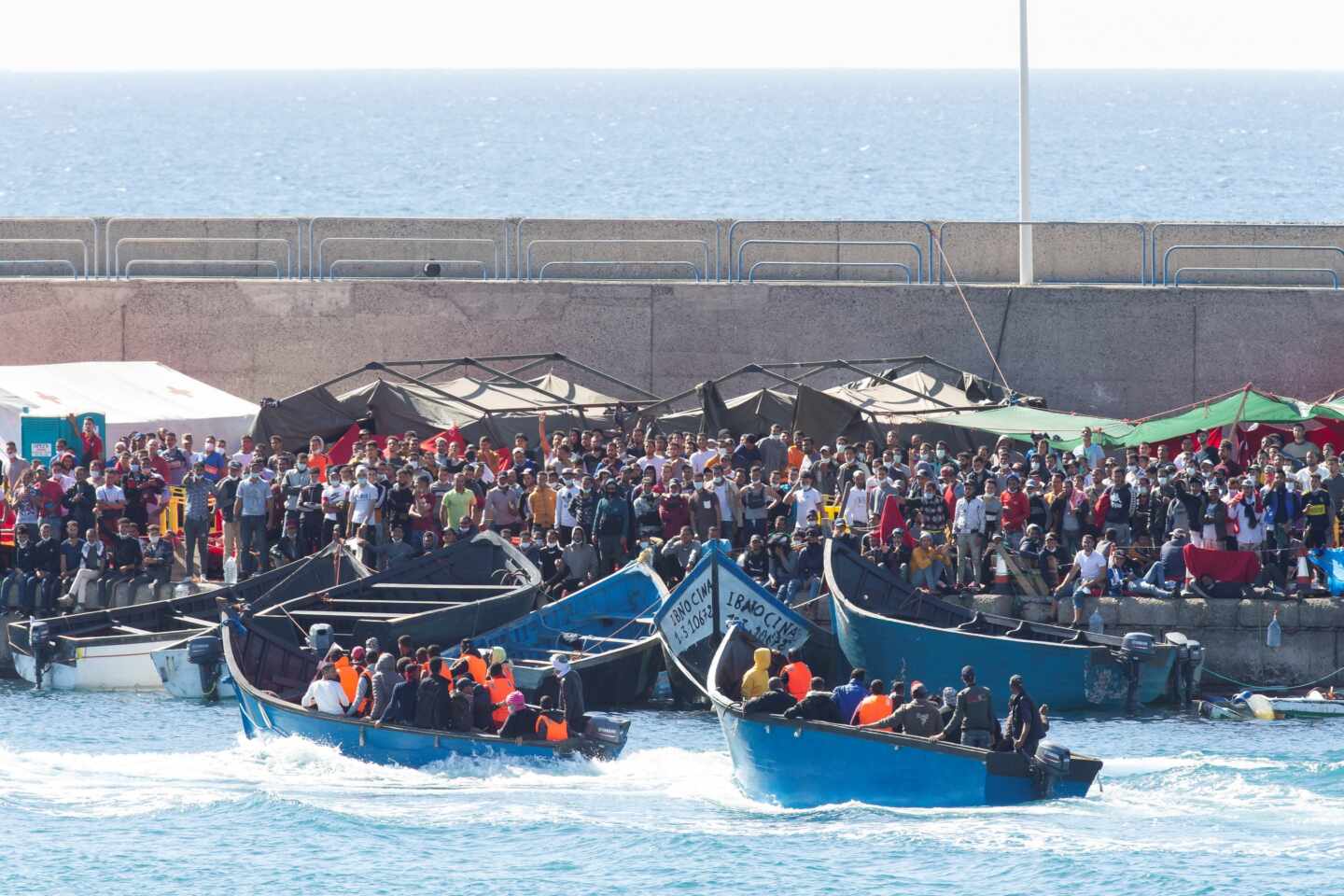 Pateras cargadas de inmigrantes, en el muelle de Arguineguín.