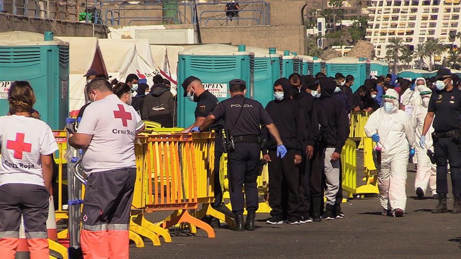 Inmigrantes en el muelle de Arguineguín.