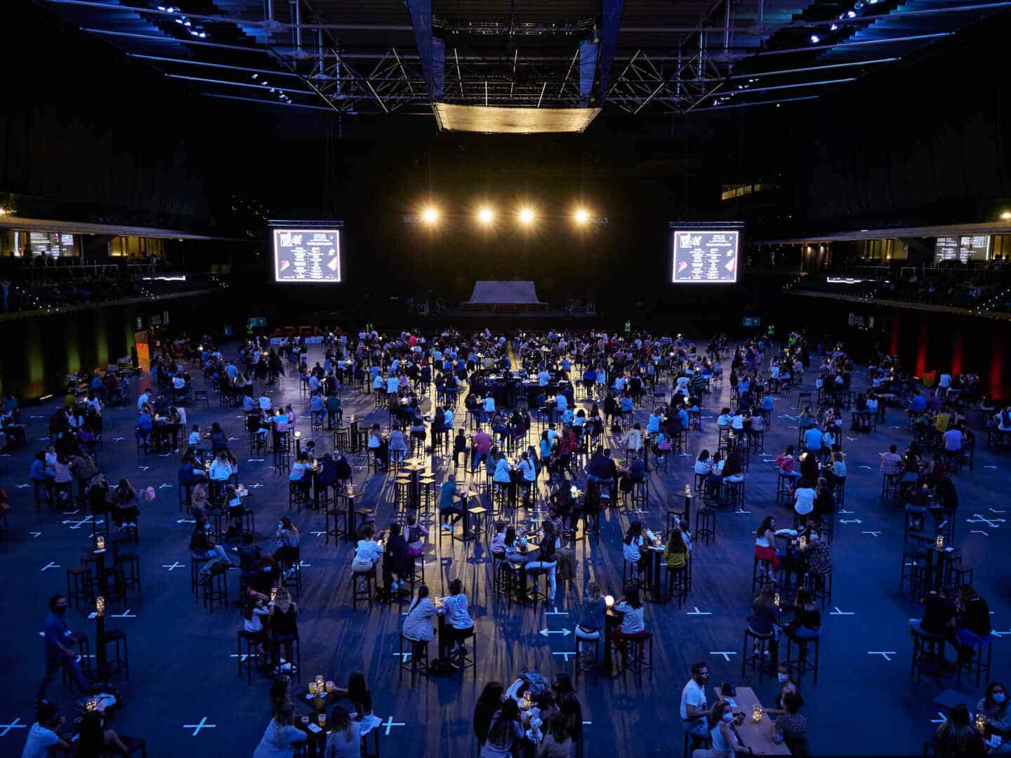 Asistentes al concierto de Lola Índigo en el pabellón Navarra Arena.