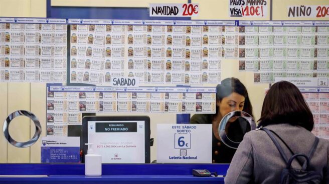 Una administración vende décimos para la Lotería de Navidad.