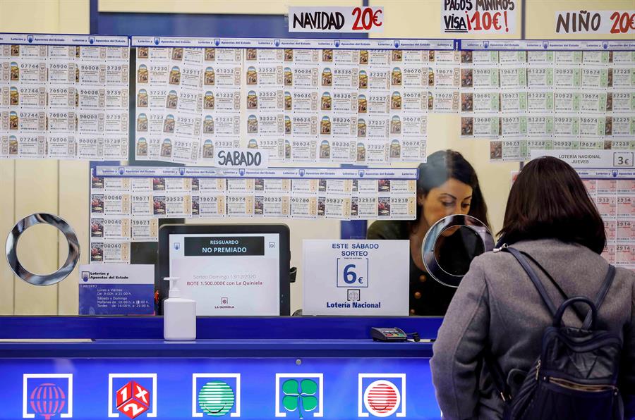 Una administración vende décimos para la Lotería de Navidad.