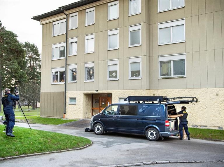 Desnutrido y sin dientes: liberan a un hombre retenido por su madre en casa más de 30 años