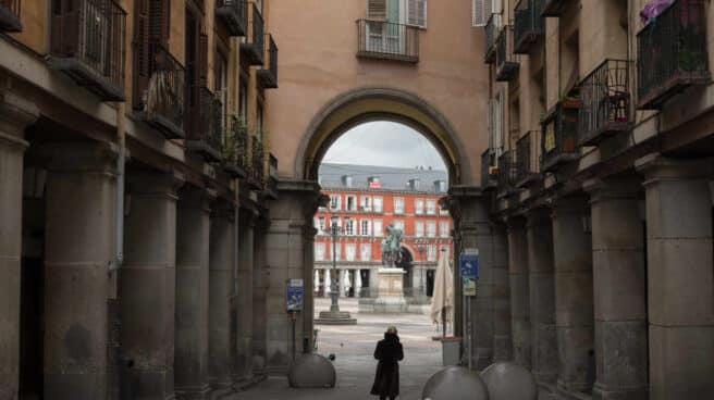 Una de las entradas a la céntrica Plaza Mayor de Madrid, vacía durante el estado de alarma. Una de las entradas a la céntrica Plaza Mayor de Madrid, vacía durante el estado de alarma.