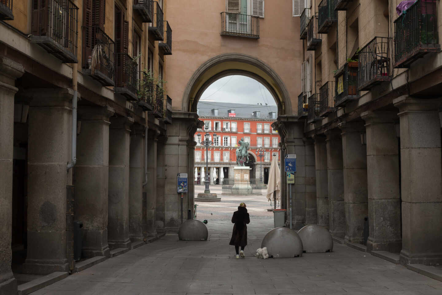 Una de las entradas a la céntrica Plaza Mayor de Madrid, vacía durante el estado de alarma.
