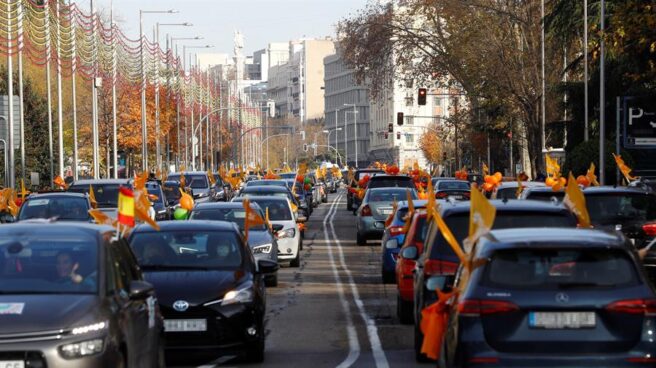 Manifestación en coches por el centro de Madrid contra la Ley Celaá.