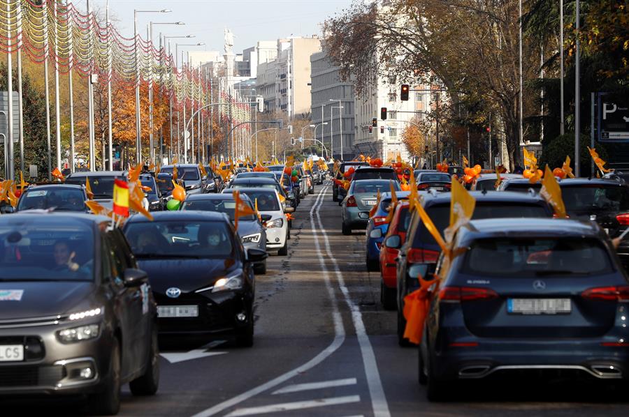 Manifestación en coches por el centro de Madrid contra la Ley Celaá.