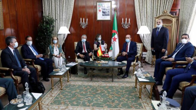 Interior encarga a Trasmediterránea fletar tres barcos para llevar migrantes a Argelia El ministro Grande-Marlaska, durante su encuentro con las autoridades argelinas el pasado 10 de agosto.