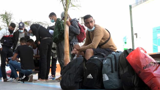 Derivaciones de migrantes a nueve provincias Un grupo de migrantes espera a tomar un barco en la terminal de Santa Cruz de Tenerife.