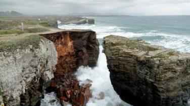 Alerta roja en Galicia por superolas de nueve metros