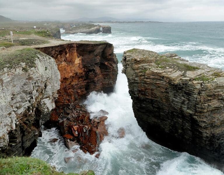 Alerta roja en Galicia por superolas de nueve metros