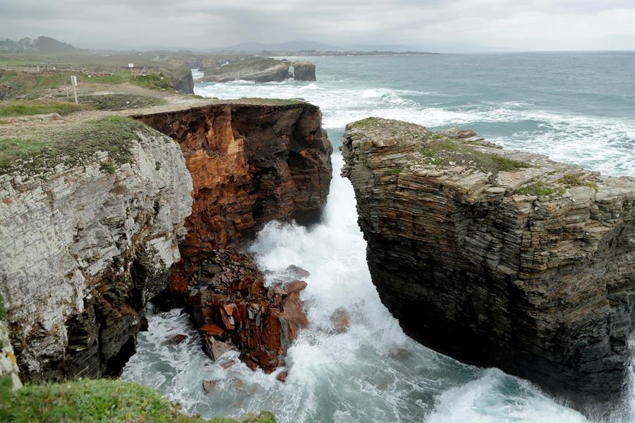 Fuerte oleaje en la playa de Las Catedrales.