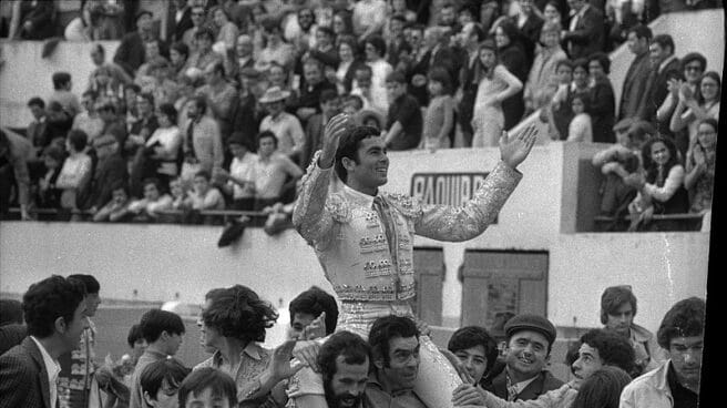 Paquirri sale a hombros de una corrida en 1971. Paquirri sale a hombros de una corrida en 1971.