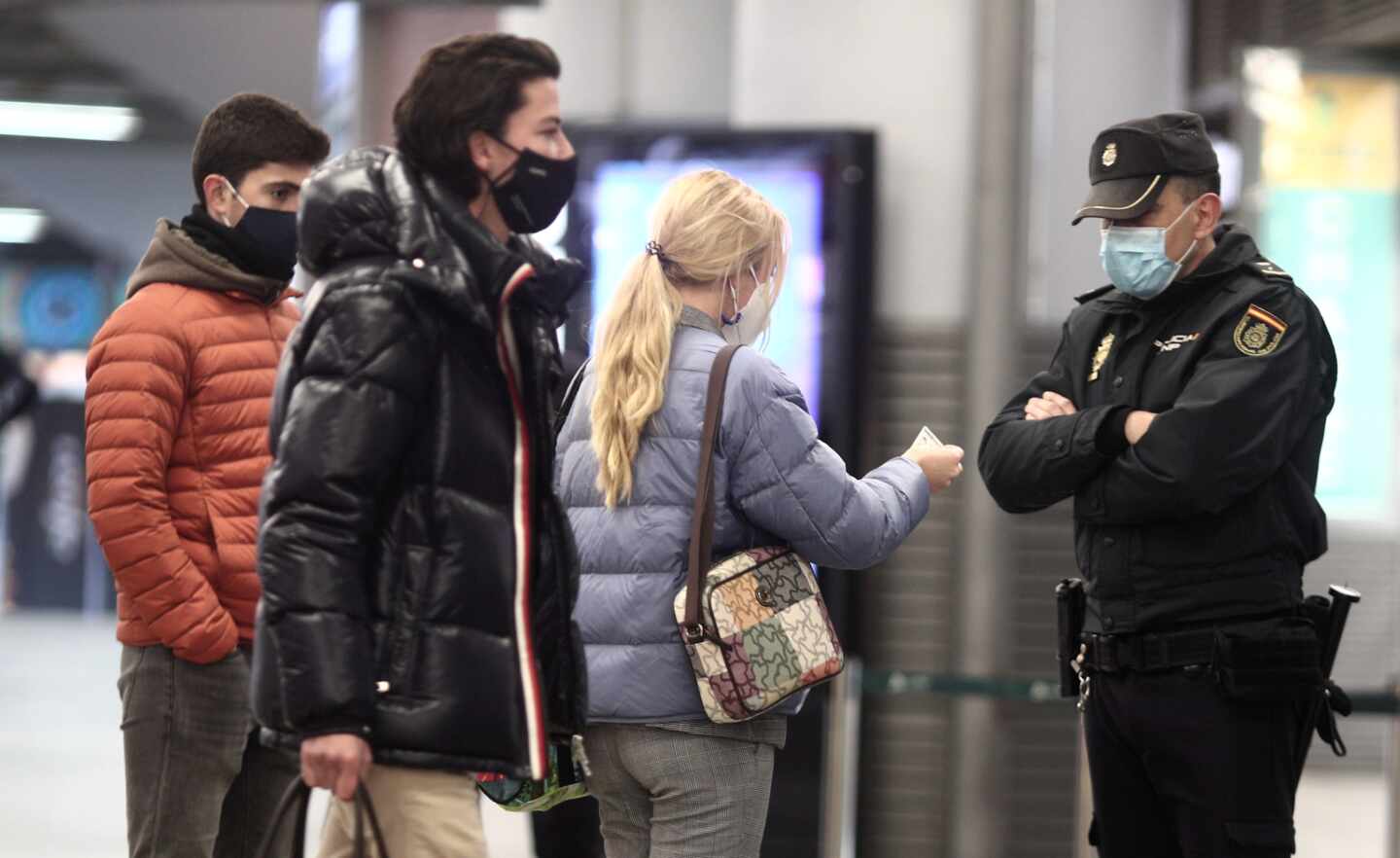 Un policía nacional, realizadon controles de movilidad en la estación del AVE de Atocha (Madrid).