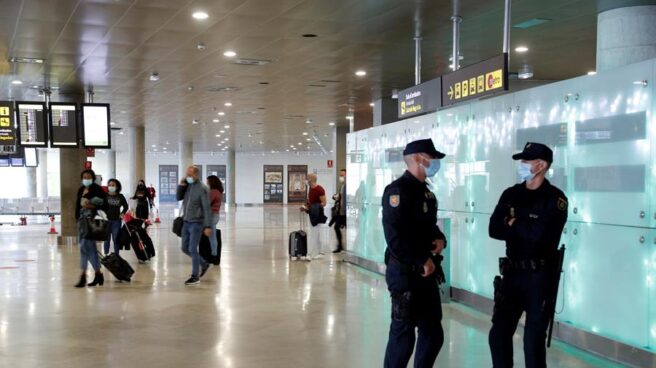 Policías nacionales en el aeropuerto de Barajas.