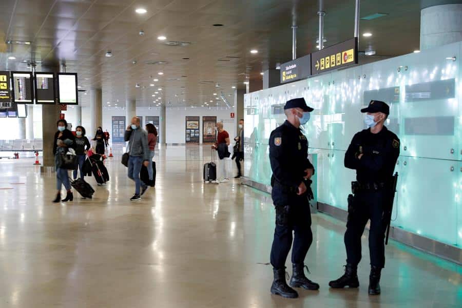 Policías nacionales en el aeropuerto de Barajas.