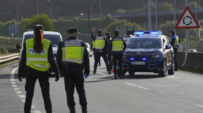 Agentes de la Policía Nacional, durante un control de movilidad en una carretera gallega.
