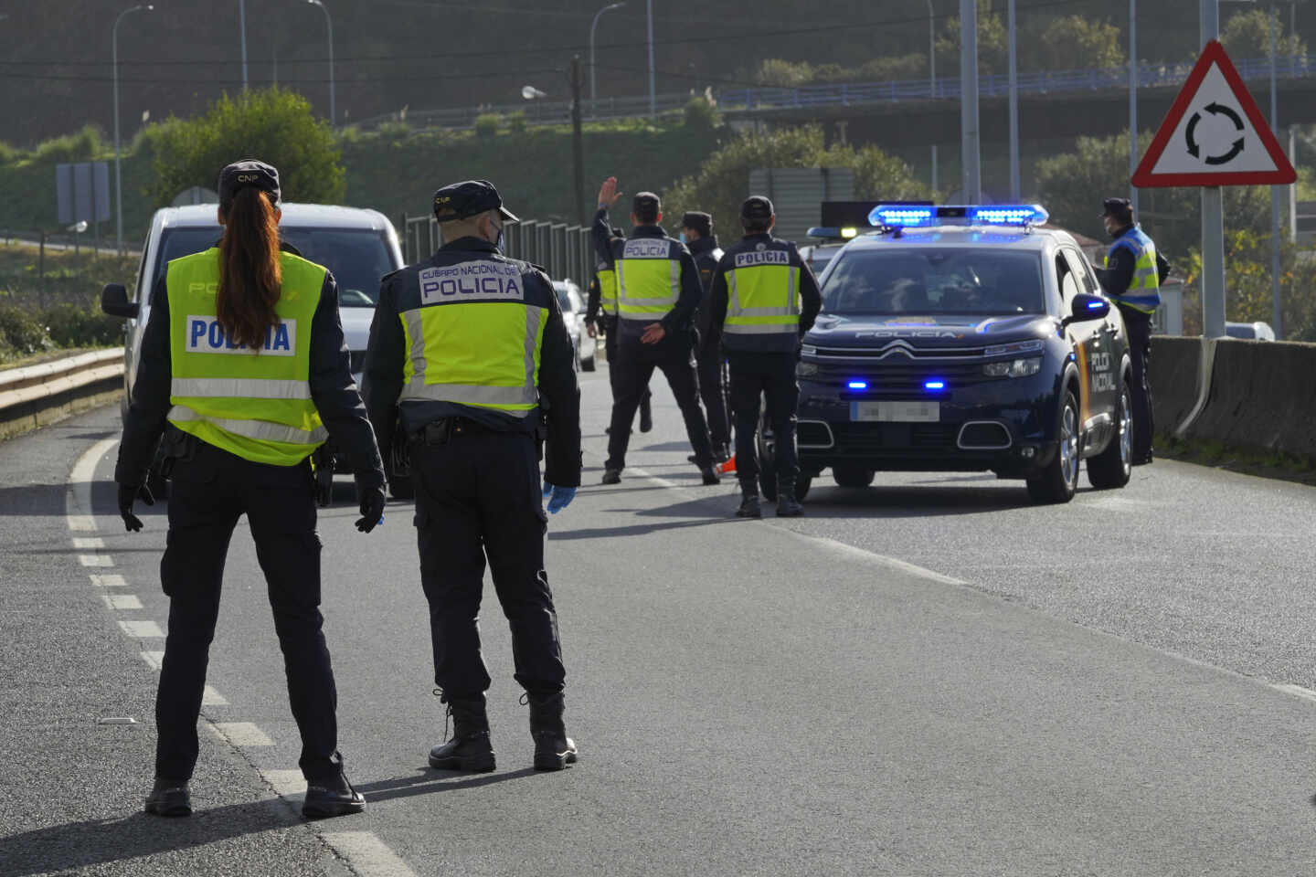 Agentes de la Policía Nacional, durante un control de movilidad en una carretera gallega.