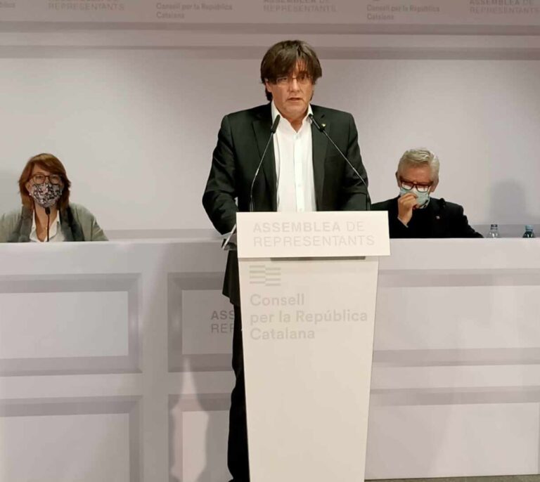 Puigdemont reclama un "desbordamiento democrático" para hacer efectivo el 1-O