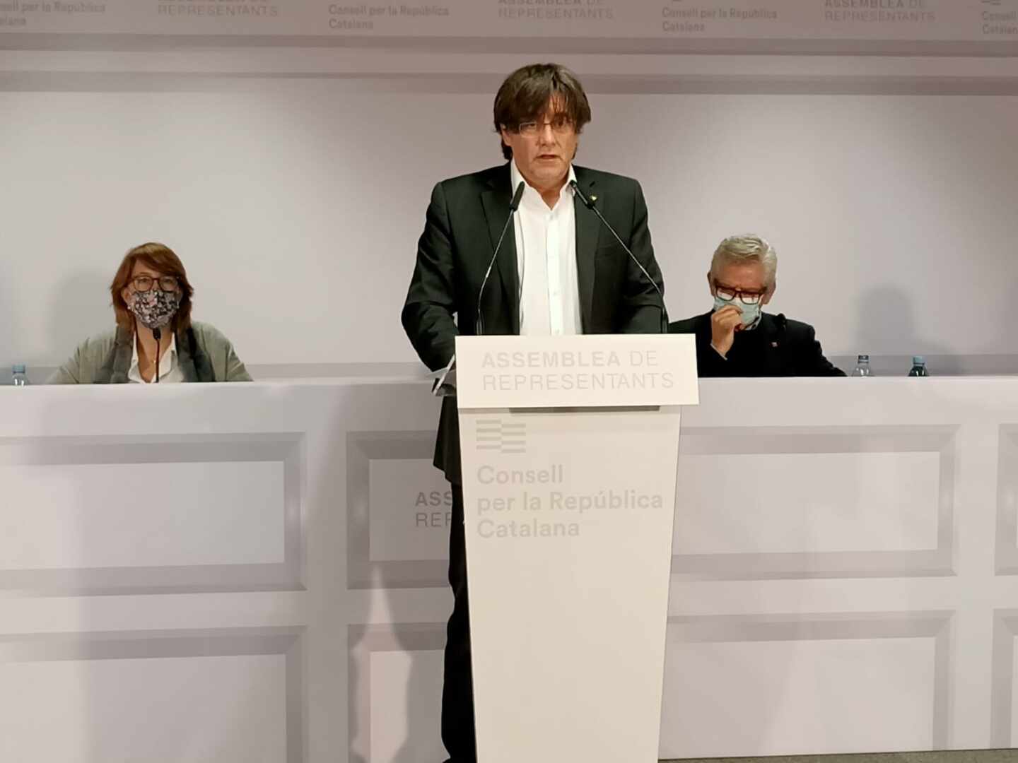 Puigdemont reclama un "desbordamiento democrático" para hacer efectivo el 1-O
