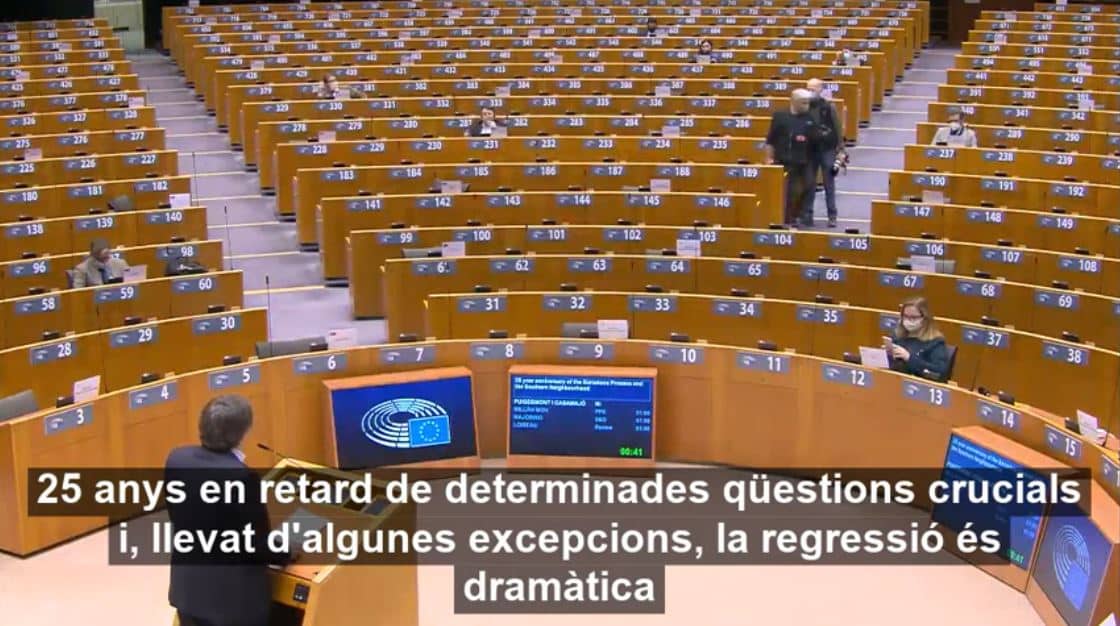 Carles Puigdemont interviene ante un Parlamento Europeo desértico.