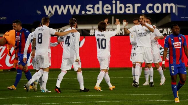 Los jugadores del Real Madrid celebran el gol de Luka Modric contra el Eibar.