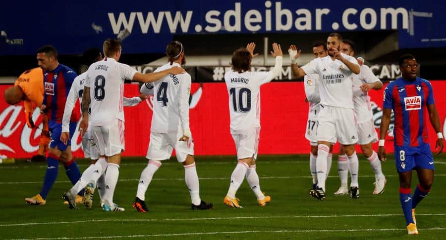 Los jugadores del Real Madrid celebran el gol de Luka Modric contra el Eibar.