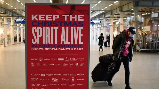 Un pasajero carga con su maleta en una estación de tren en Londres. Un pasajero carga con su maleta en una estación de tren en Londres.