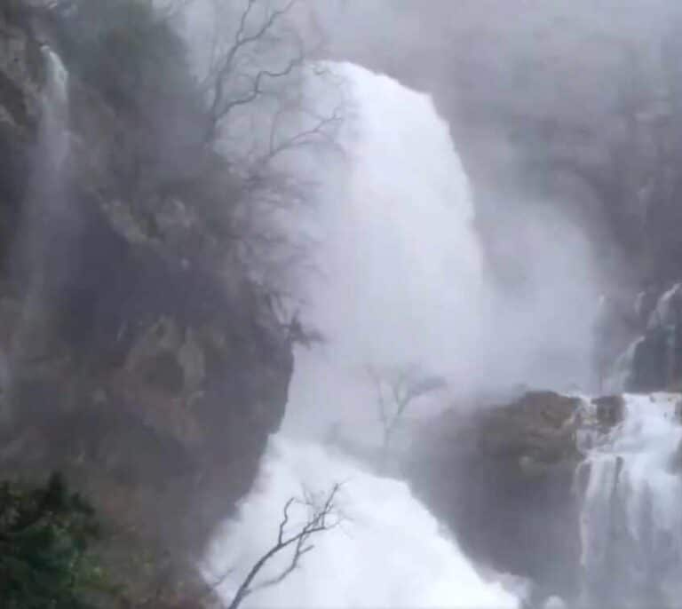 Espectacular 'reventón' de agua en el nacimiento del río Mundo
