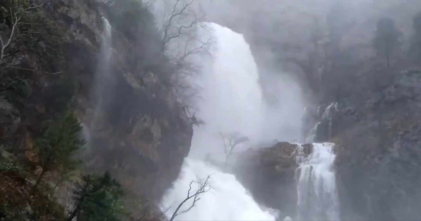 Espectacular 'reventón' de agua en el nacimiento del río Mundo