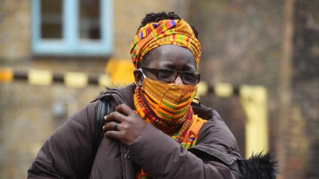 British coroner rules child died of air pollution in London Rosamund Kissi-Debrah, a la salida del juzgado.