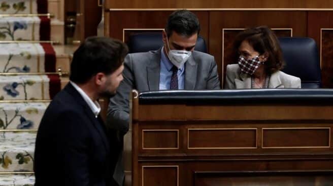 Gabriel Rufián, frente a Pedro Sánchez y Carmen Calvo en el Congreso de los Diputados.