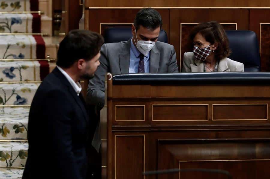 Gabriel Rufián, frente a Pedro Sánchez y Carmen Calvo en el Congreso de los Diputados.