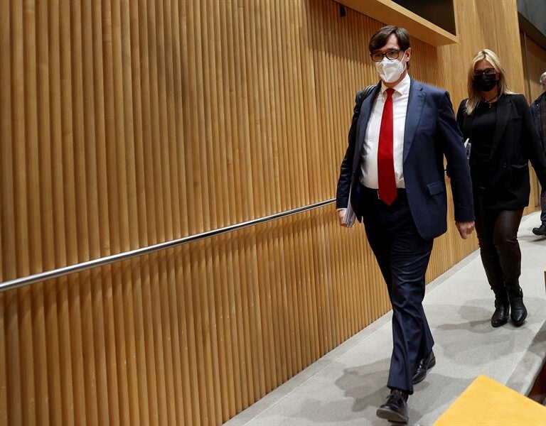 Sanidad regatea a Transparencia y gana 15 días para desvelar el nombre de los expertos