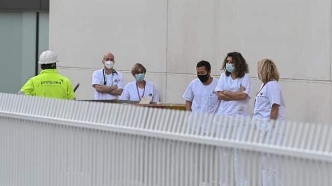 Sanitarios preparados para recibir pacientes en el hospital Isabel Zendal.