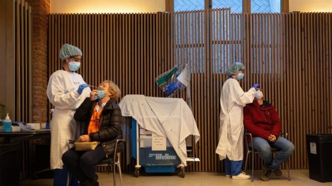 Sanitarios realizan un cribado con test de antígenos en Barcelona. Sanitarios realizan un cribado con test de antígenos en Barcelona.