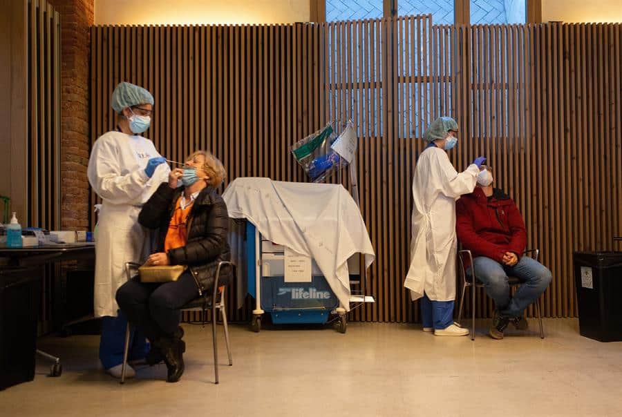 Sanitarios realizan un cribado con test de antígenos en Barcelona.
