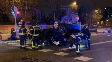 Herido leve tras volcar su coche en la plaza de la República Argentina de Madrid