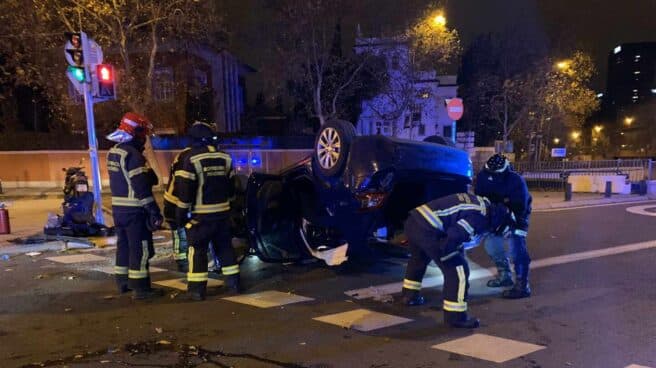 Vuelco de un coche en Madrid.