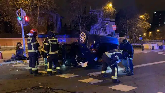 Herido leve tras volcar su coche en la plaza de la República Argentina de Madrid