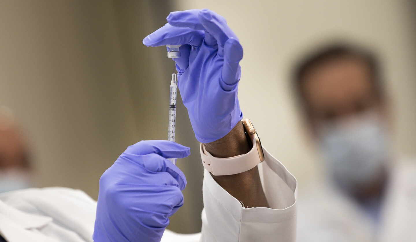 El Colegio de Médicos avisa que las vacunas pueden perder eficacia si el virus muta