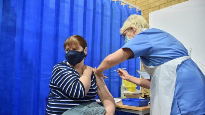 Una mujer recibe la vacuna de Pfizer en el Reino Unido. Una mujer recibe la vacuna de Pfizer en el Reino Unido.