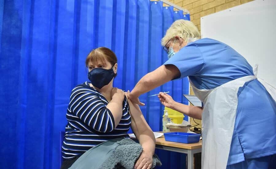 Una mujer recibe la vacuna de Pfizer en el Reino Unido.