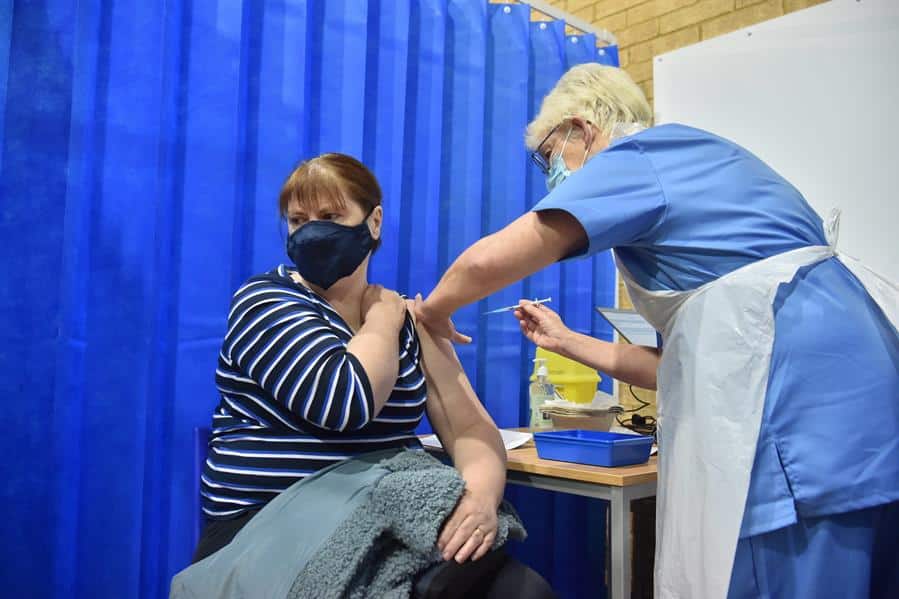 Una mujer recibe la vacuna de Pfizer en el Reino Unido.