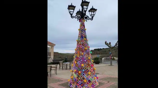 El árbol de Navidad de ganchillo de cuatro metros que decora un pequeño pueblo de La Rioja