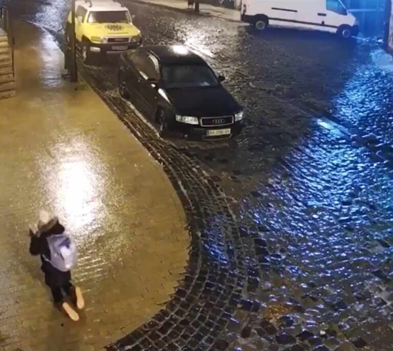 El vídeo viral de la mujer de la mochila: atentos al final